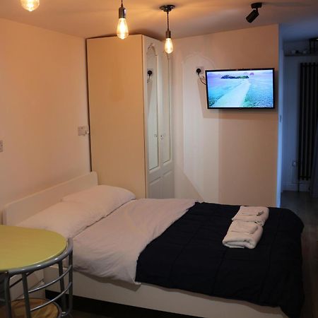 Self Contained, Double Bed Studio, Private Kitchen, Private Bath, Walking Distance To Harry Potter 沃特福德 外观 照片