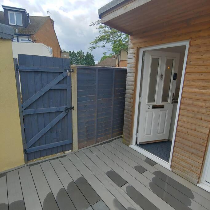 Self Contained, Double Bed Studio, Private Kitchen, Private Bath, Walking Distance To Harry Potter 沃特福德 外观 照片