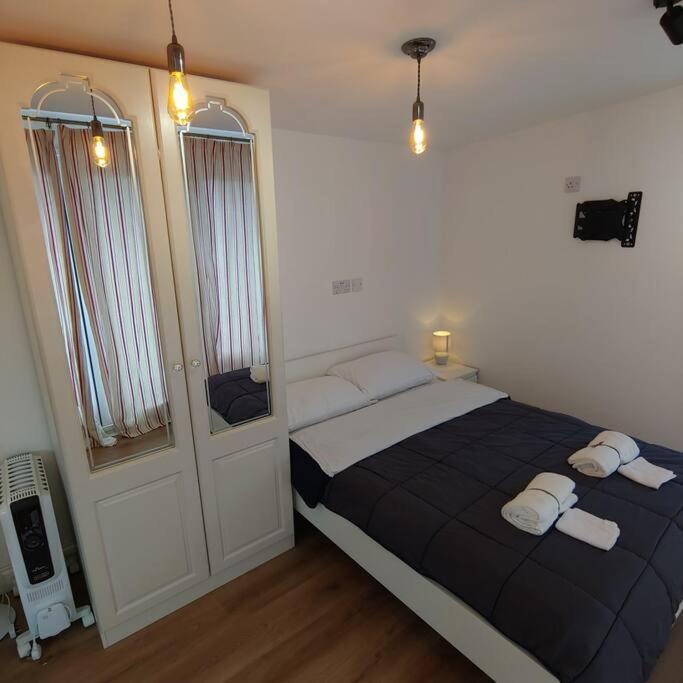 Self Contained, Double Bed Studio, Private Kitchen, Private Bath, Walking Distance To Harry Potter 沃特福德 外观 照片