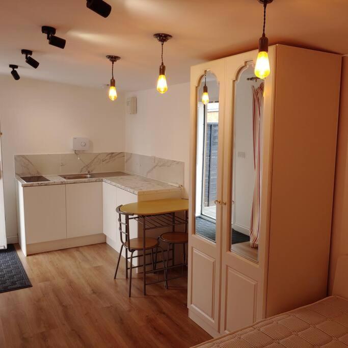Self Contained, Double Bed Studio, Private Kitchen, Private Bath, Walking Distance To Harry Potter 沃特福德 外观 照片