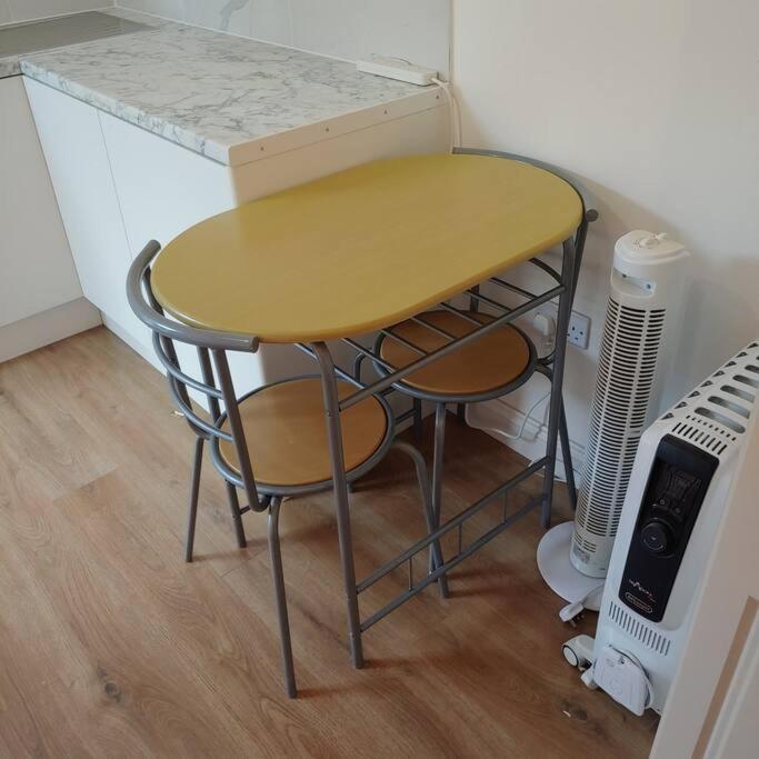 Self Contained, Double Bed Studio, Private Kitchen, Private Bath, Walking Distance To Harry Potter 沃特福德 外观 照片