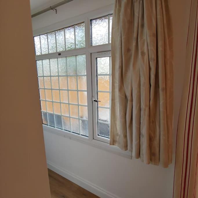 Self Contained, Double Bed Studio, Private Kitchen, Private Bath, Walking Distance To Harry Potter 沃特福德 外观 照片