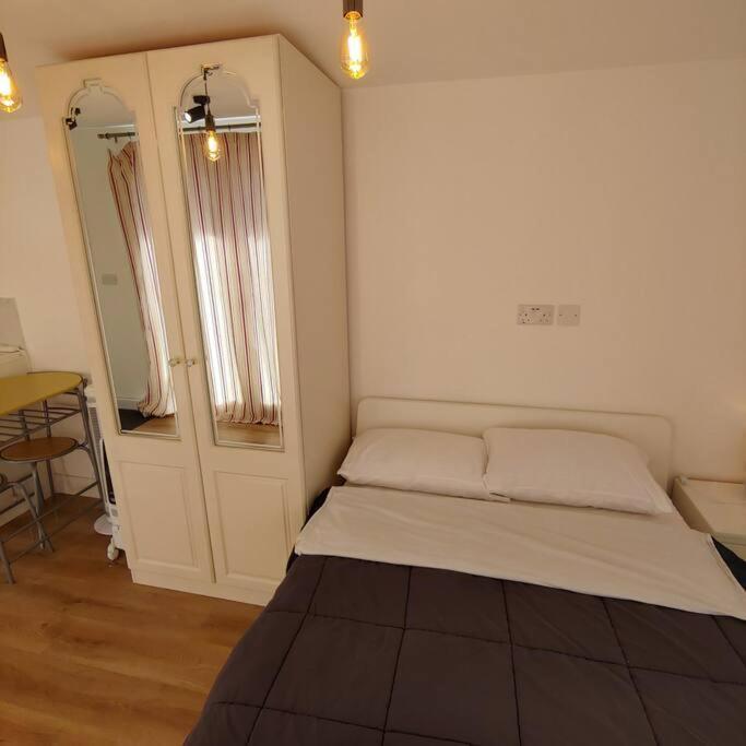 Self Contained, Double Bed Studio, Private Kitchen, Private Bath, Walking Distance To Harry Potter 沃特福德 外观 照片