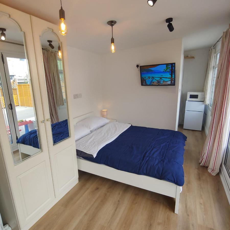 Self Contained, Double Bed Studio, Private Kitchen, Private Bath, Walking Distance To Harry Potter 沃特福德 外观 照片