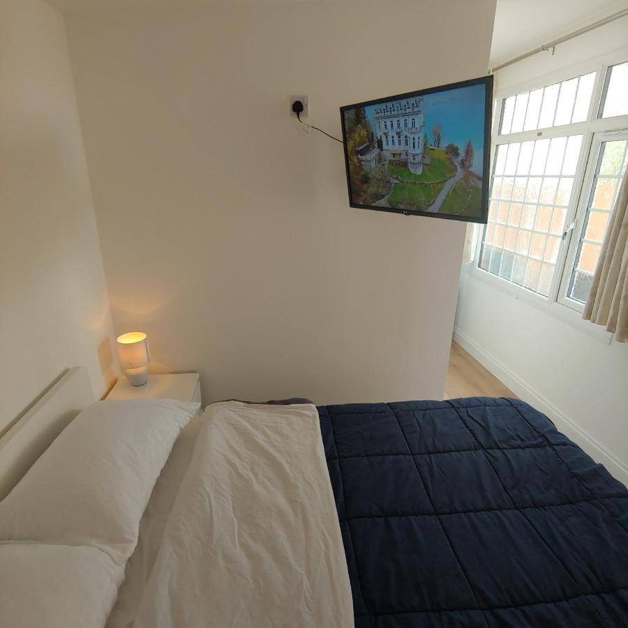 Self Contained, Double Bed Studio, Private Kitchen, Private Bath, Walking Distance To Harry Potter 沃特福德 外观 照片