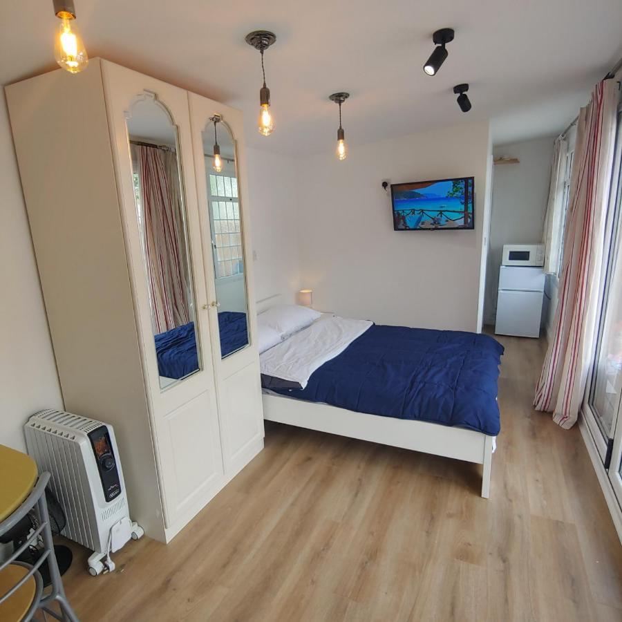 Self Contained, Double Bed Studio, Private Kitchen, Private Bath, Walking Distance To Harry Potter 沃特福德 外观 照片