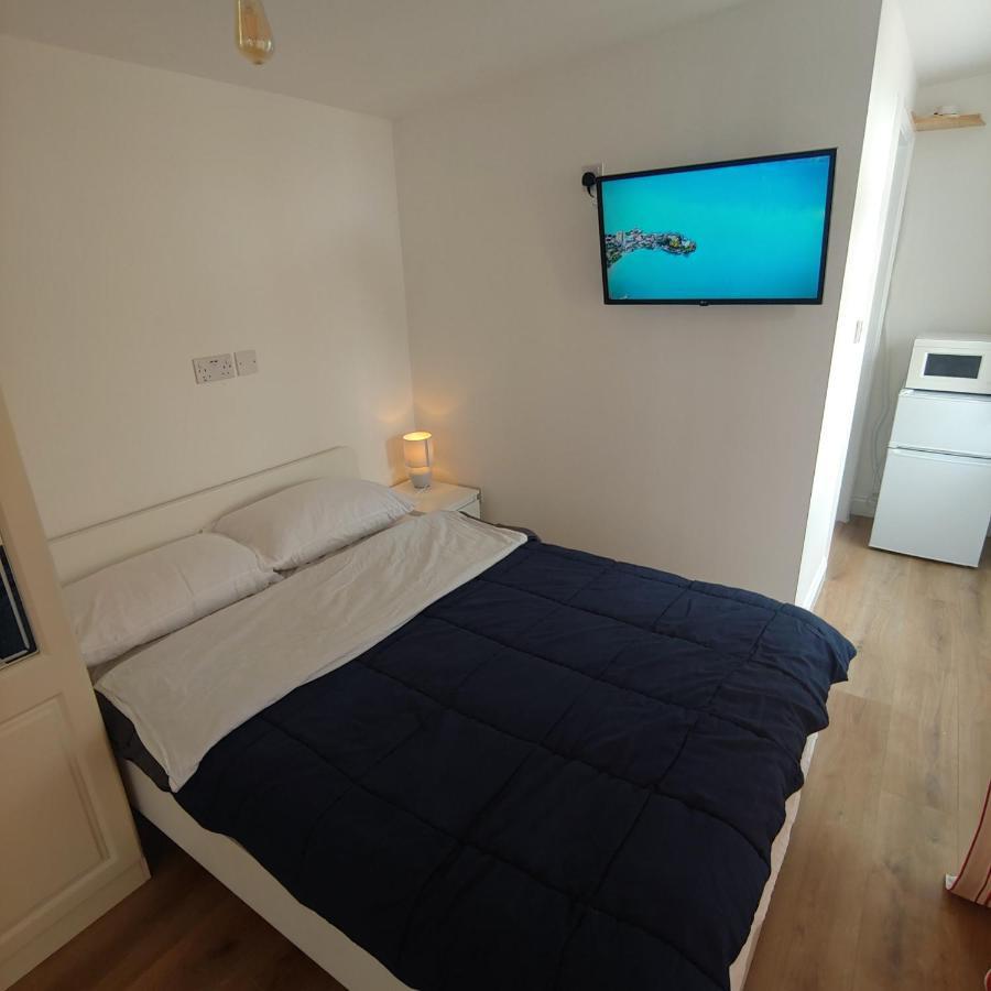 Self Contained, Double Bed Studio, Private Kitchen, Private Bath, Walking Distance To Harry Potter 沃特福德 外观 照片