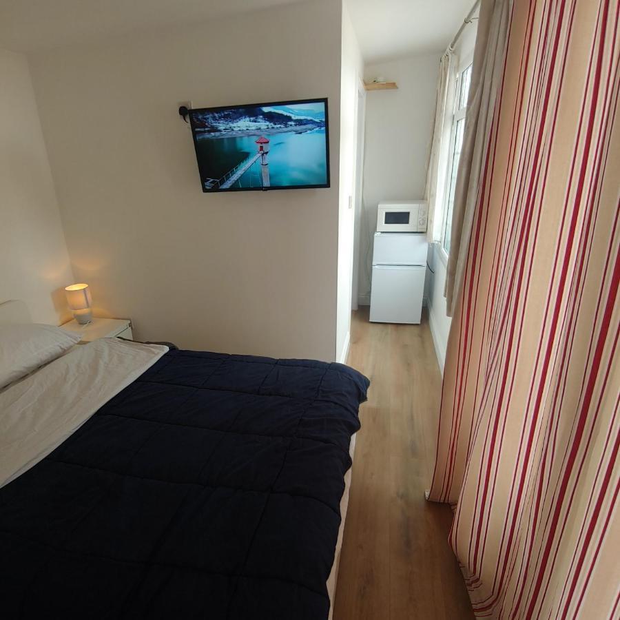 Self Contained, Double Bed Studio, Private Kitchen, Private Bath, Walking Distance To Harry Potter 沃特福德 外观 照片