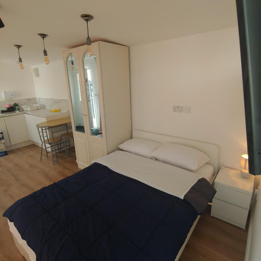 Self Contained, Double Bed Studio, Private Kitchen, Private Bath, Walking Distance To Harry Potter 沃特福德 外观 照片
