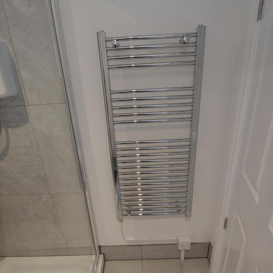 Self Contained, Double Bed Studio, Private Kitchen, Private Bath, Walking Distance To Harry Potter 沃特福德 外观 照片