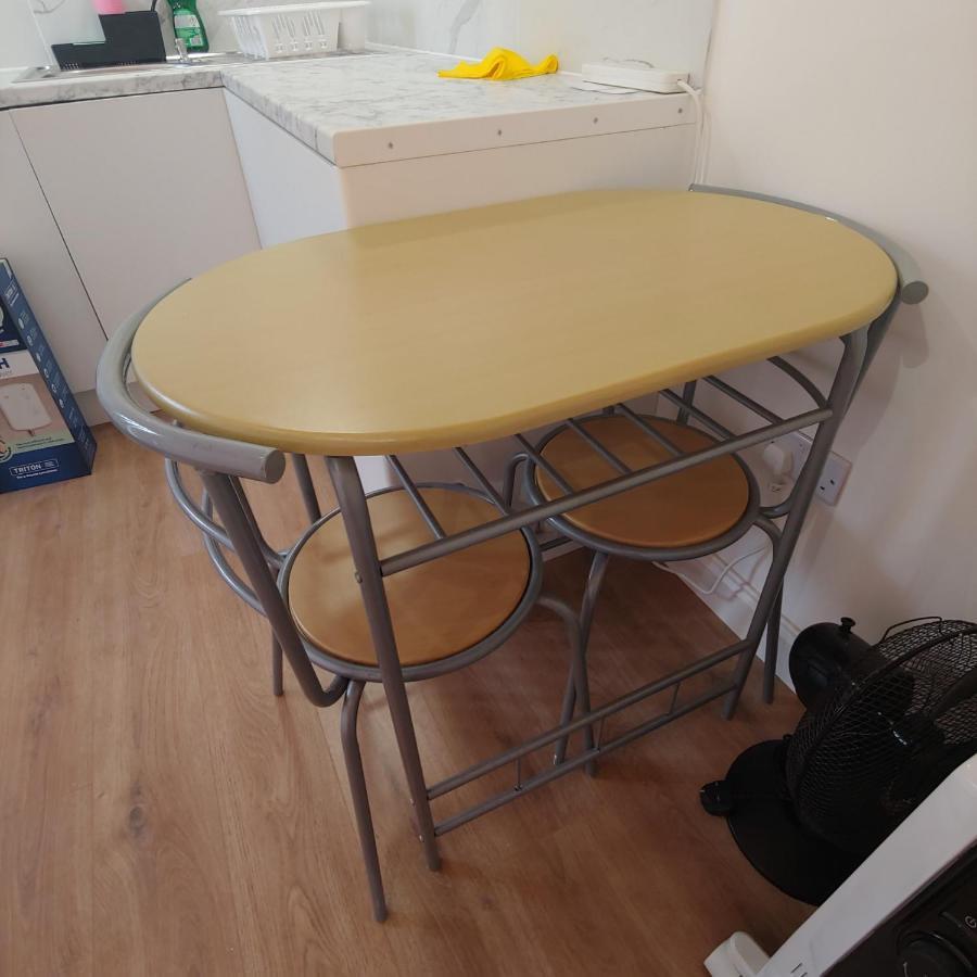 Self Contained, Double Bed Studio, Private Kitchen, Private Bath, Walking Distance To Harry Potter 沃特福德 外观 照片