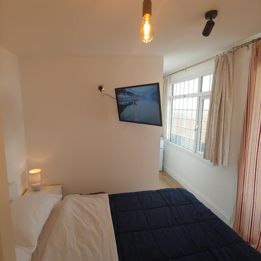 Self Contained, Double Bed Studio, Private Kitchen, Private Bath, Walking Distance To Harry Potter 沃特福德 外观 照片