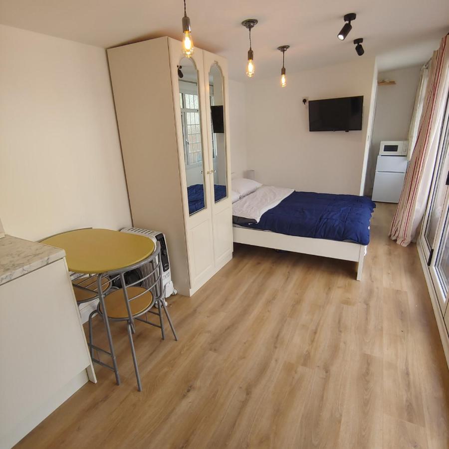 Self Contained, Double Bed Studio, Private Kitchen, Private Bath, Walking Distance To Harry Potter 沃特福德 外观 照片