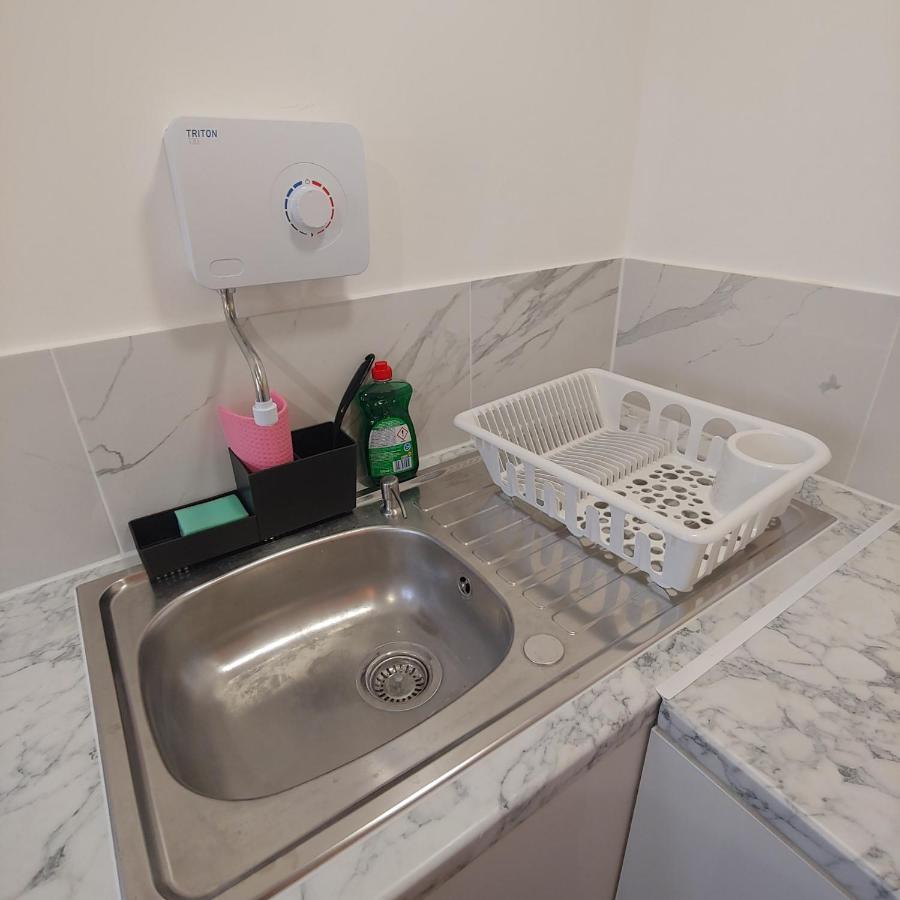Self Contained, Double Bed Studio, Private Kitchen, Private Bath, Walking Distance To Harry Potter 沃特福德 外观 照片