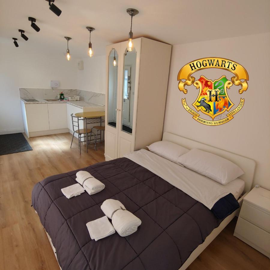 Self Contained, Double Bed Studio, Private Kitchen, Private Bath, Walking Distance To Harry Potter 沃特福德 外观 照片