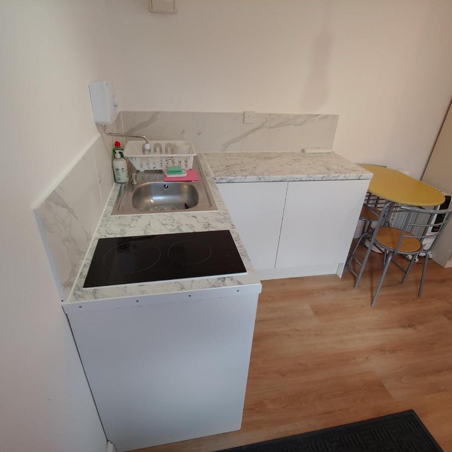 Self Contained, Double Bed Studio, Private Kitchen, Private Bath, Walking Distance To Harry Potter 沃特福德 外观 照片
