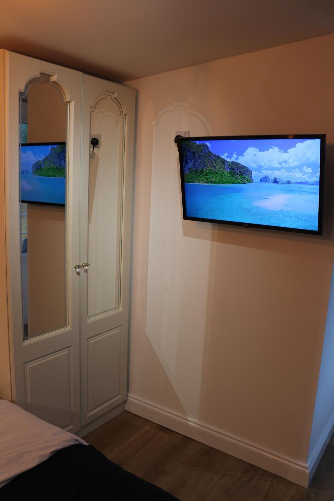 Self Contained, Double Bed Studio, Private Kitchen, Private Bath, Walking Distance To Harry Potter 沃特福德 外观 照片