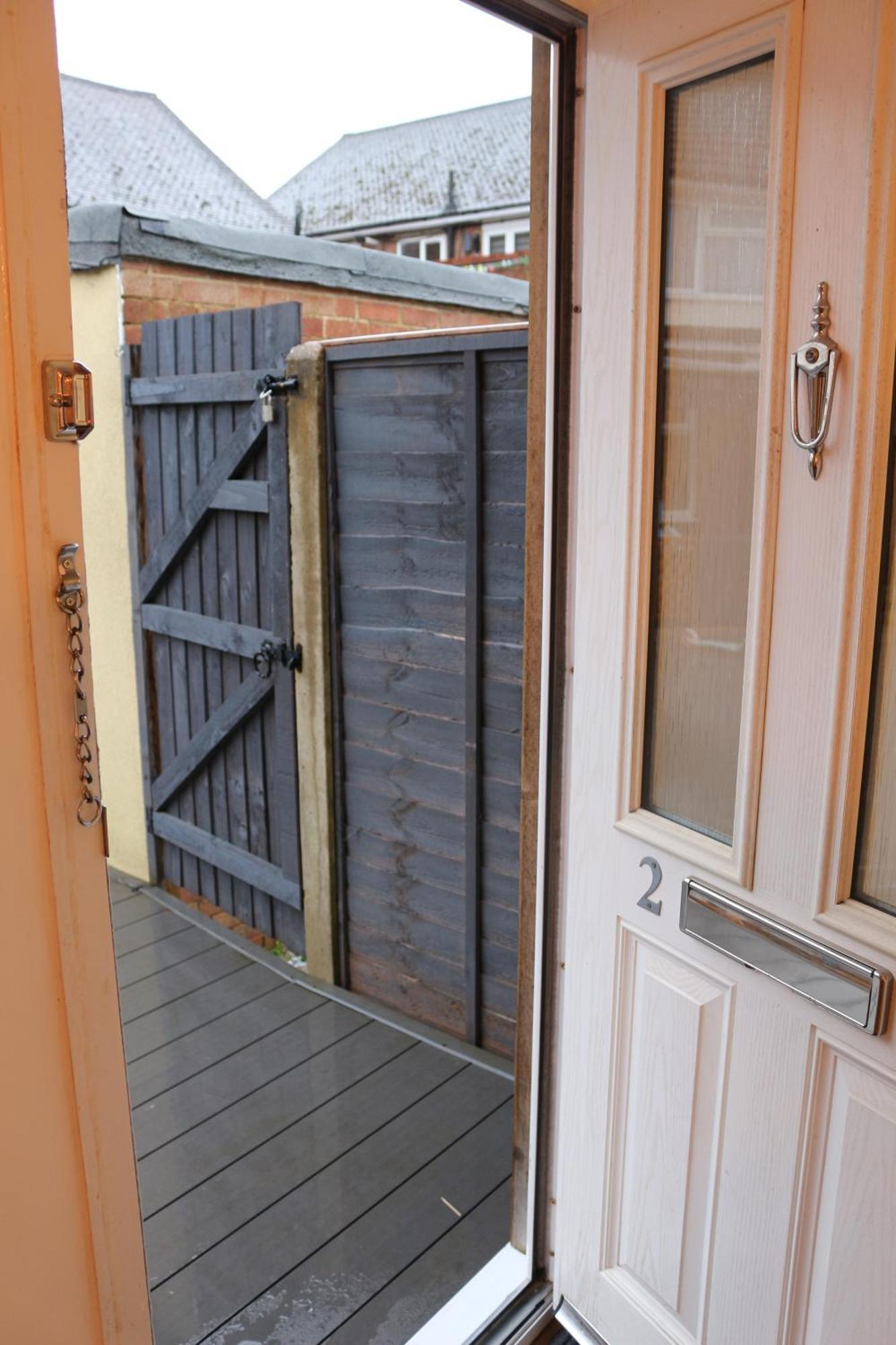 Self Contained, Double Bed Studio, Private Kitchen, Private Bath, Walking Distance To Harry Potter 沃特福德 外观 照片