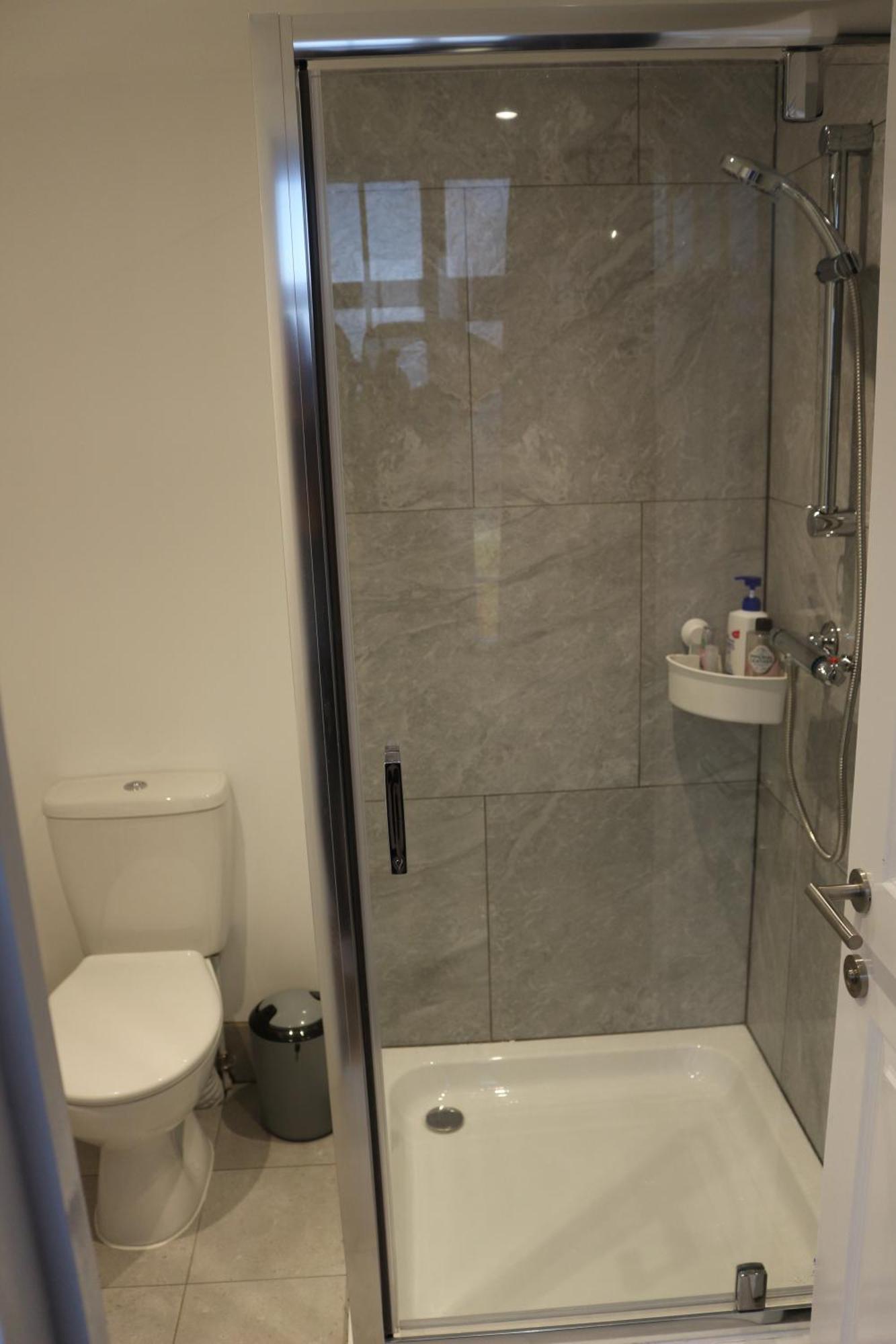 Self Contained, Double Bed Studio, Private Kitchen, Private Bath, Walking Distance To Harry Potter 沃特福德 外观 照片