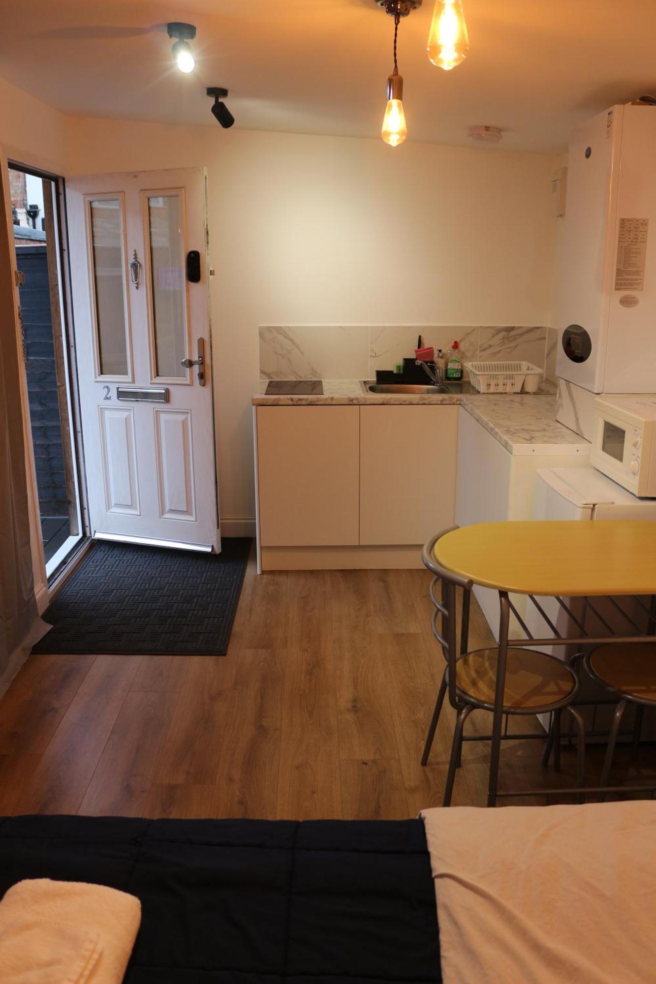 Self Contained, Double Bed Studio, Private Kitchen, Private Bath, Walking Distance To Harry Potter 沃特福德 外观 照片