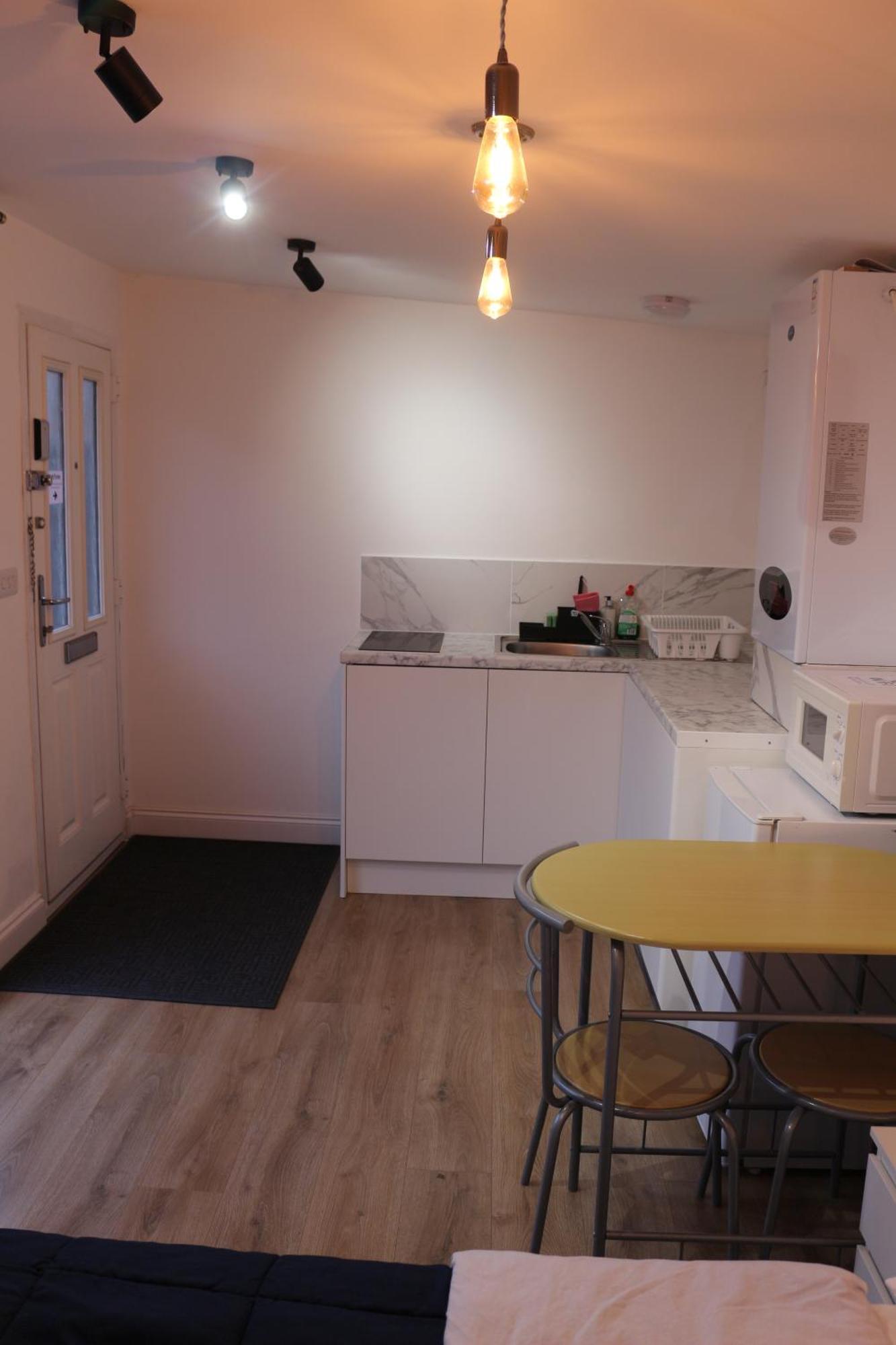 Self Contained, Double Bed Studio, Private Kitchen, Private Bath, Walking Distance To Harry Potter 沃特福德 外观 照片