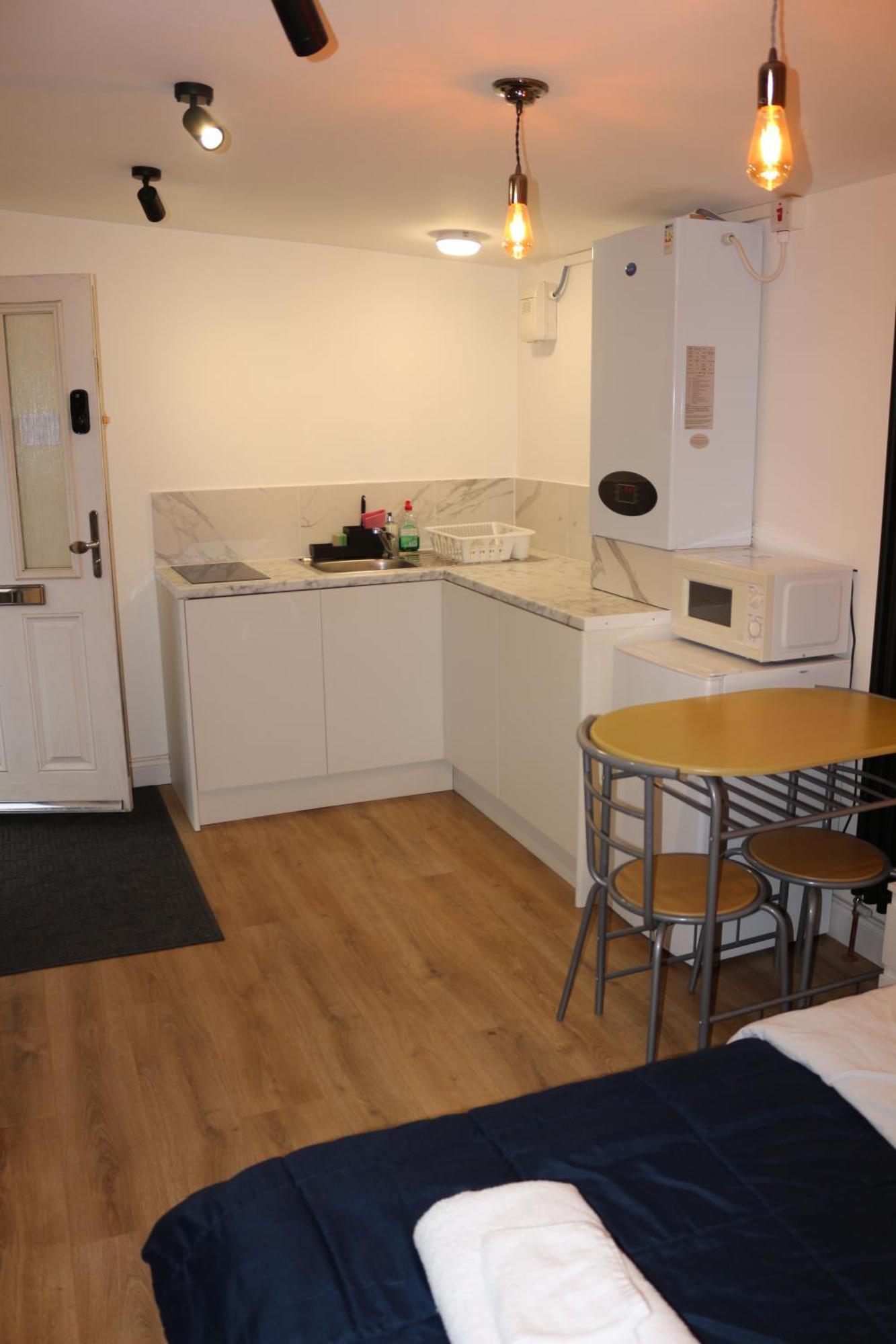 Self Contained, Double Bed Studio, Private Kitchen, Private Bath, Walking Distance To Harry Potter 沃特福德 外观 照片