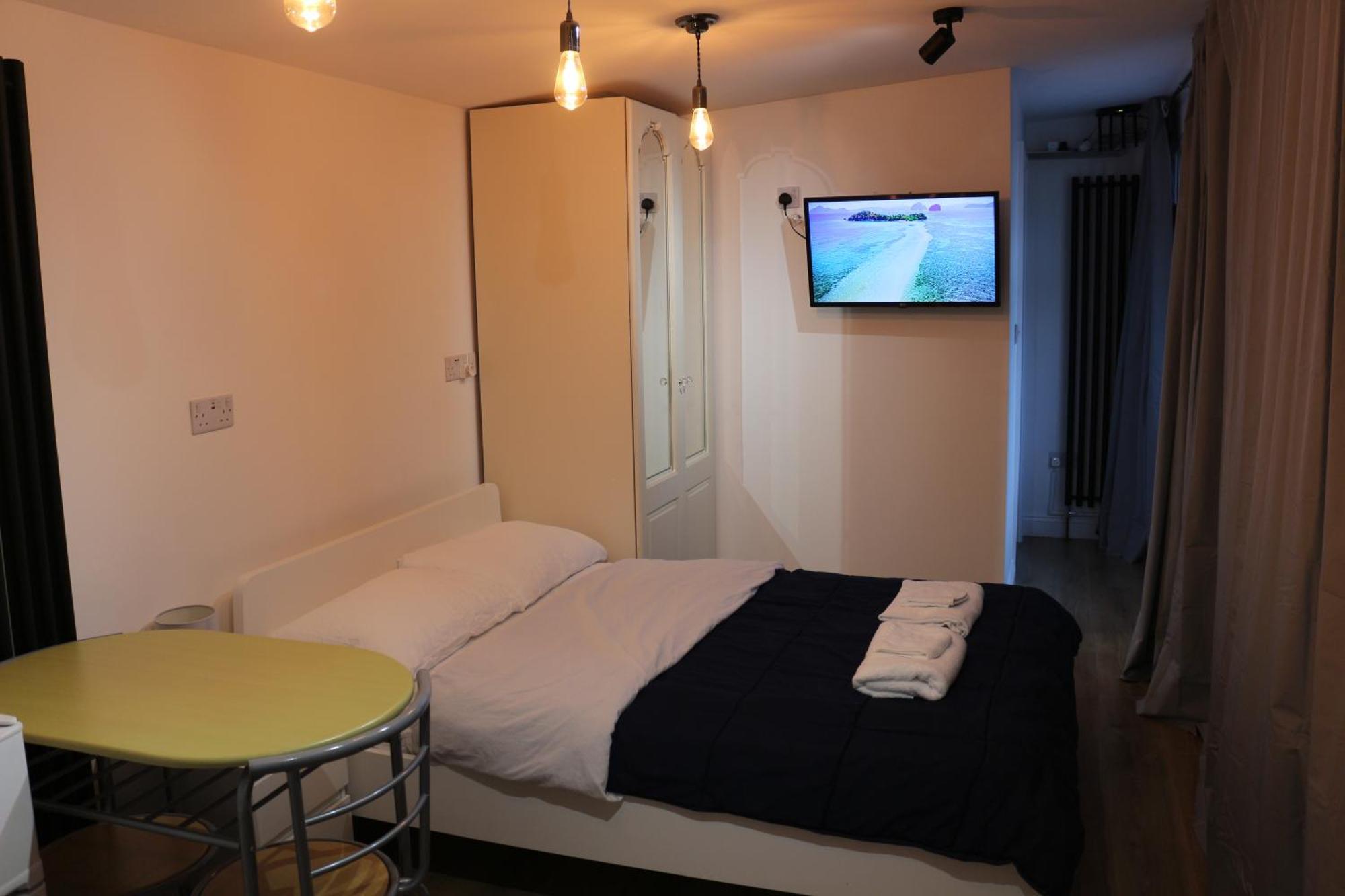 Self Contained, Double Bed Studio, Private Kitchen, Private Bath, Walking Distance To Harry Potter 沃特福德 外观 照片
