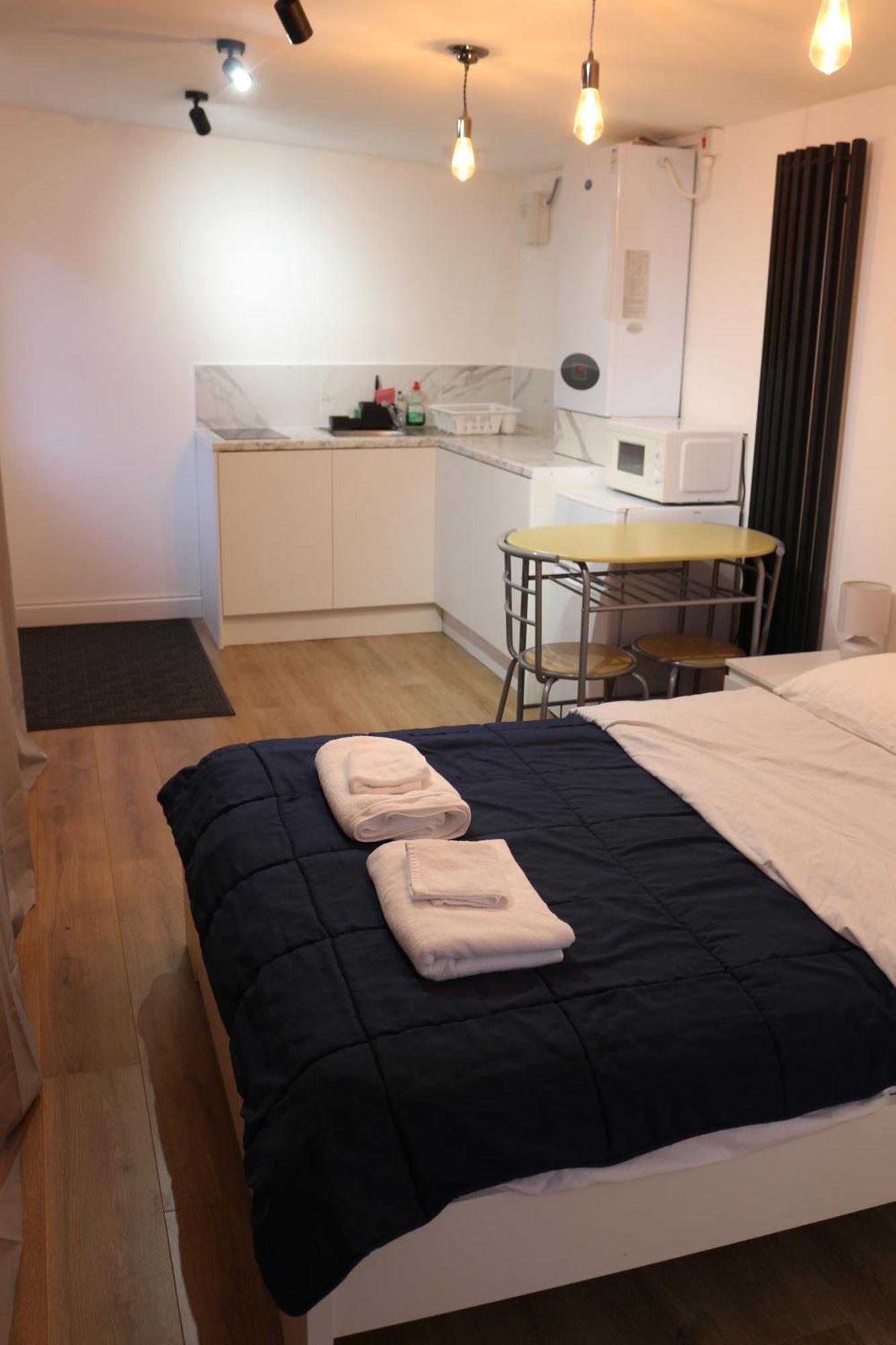 Self Contained, Double Bed Studio, Private Kitchen, Private Bath, Walking Distance To Harry Potter 沃特福德 外观 照片