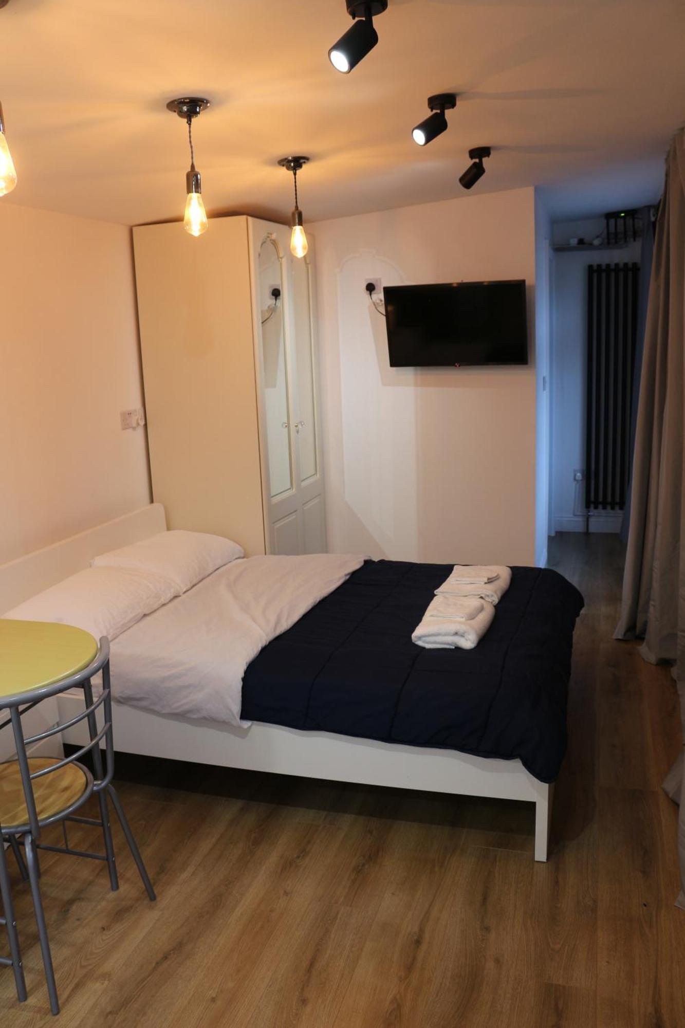 Self Contained, Double Bed Studio, Private Kitchen, Private Bath, Walking Distance To Harry Potter 沃特福德 外观 照片