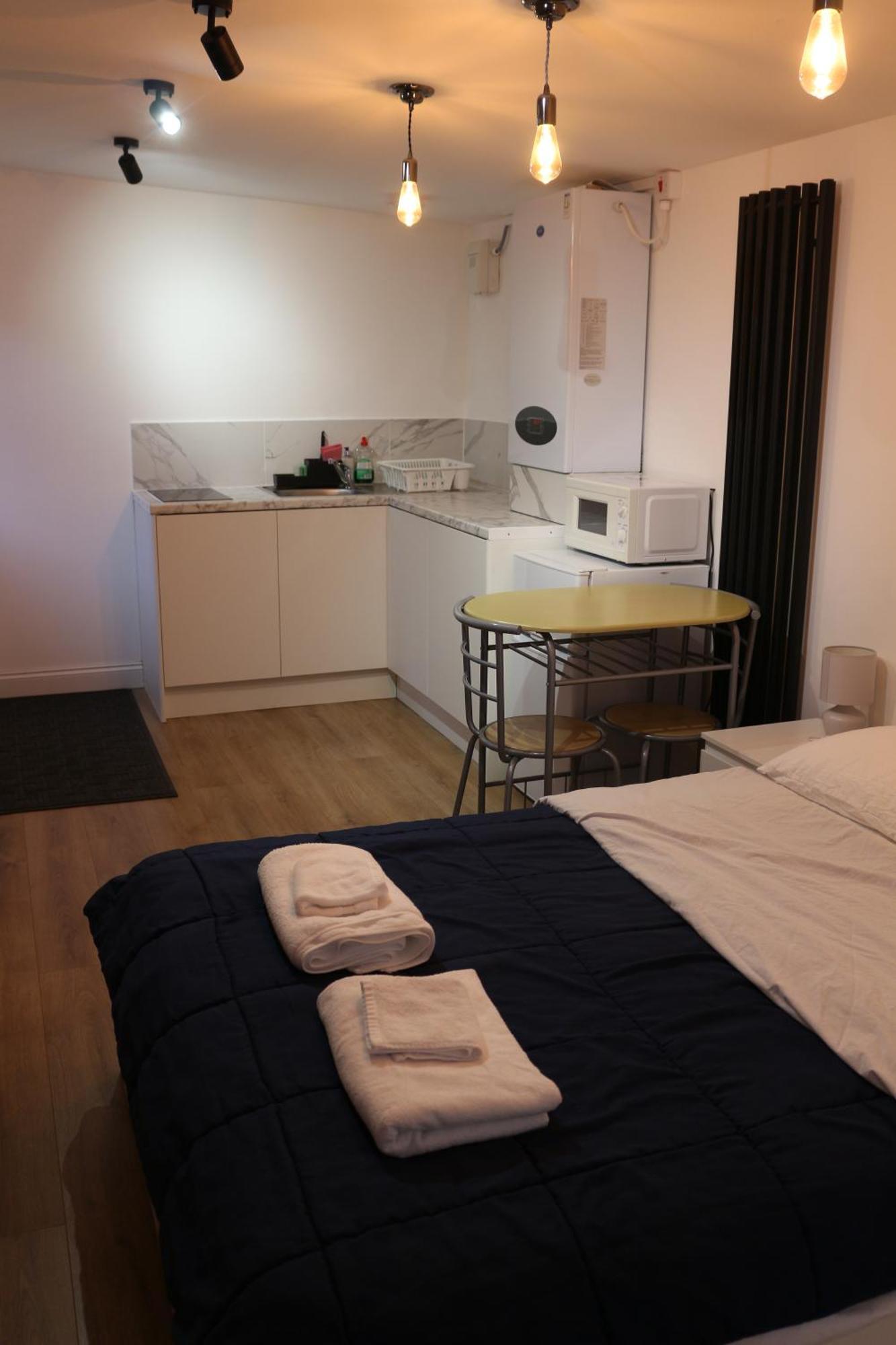 Self Contained, Double Bed Studio, Private Kitchen, Private Bath, Walking Distance To Harry Potter 沃特福德 外观 照片